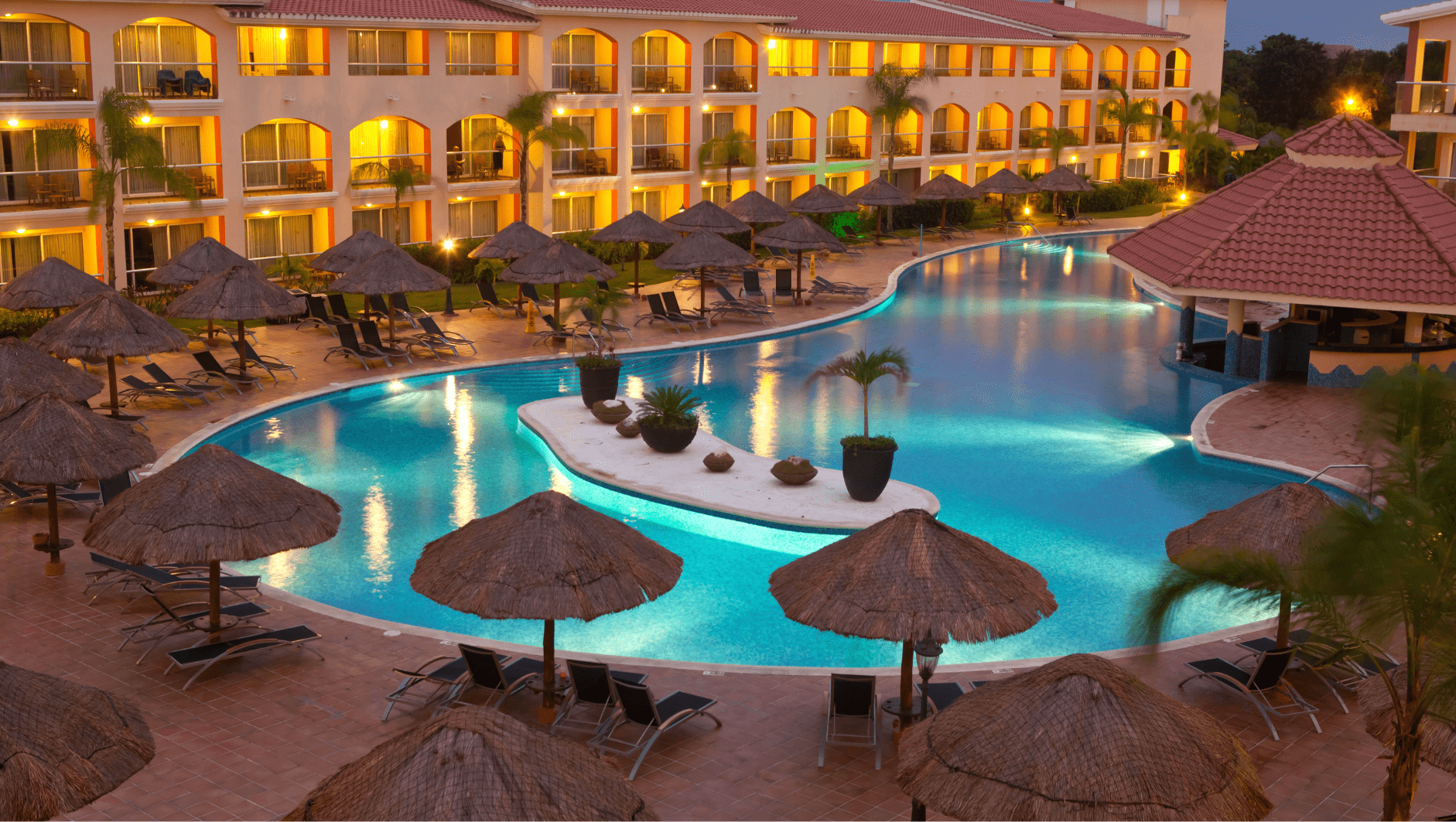 nhan-vien-khach-san-resorts-ryukyu-min